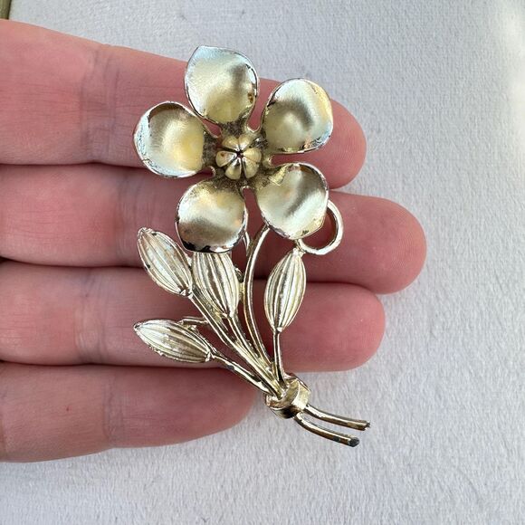 Vintage Jewelry Gold Tone Flower Brooch - Picture 1 of 2